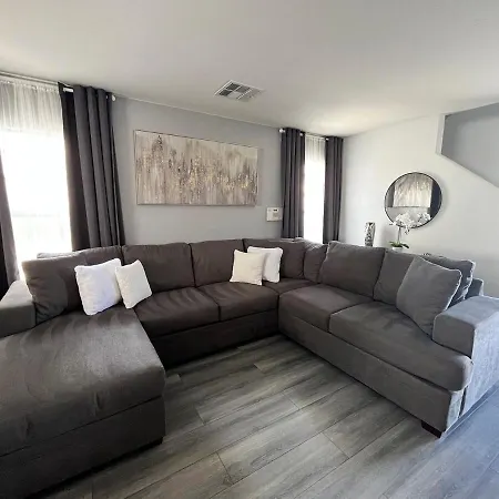 Beautiful 2 Story Home 20 Minutes From The Strip